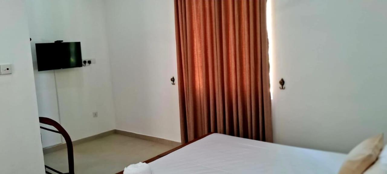 Urban Breeze Hotel Kundasale Exterior photo