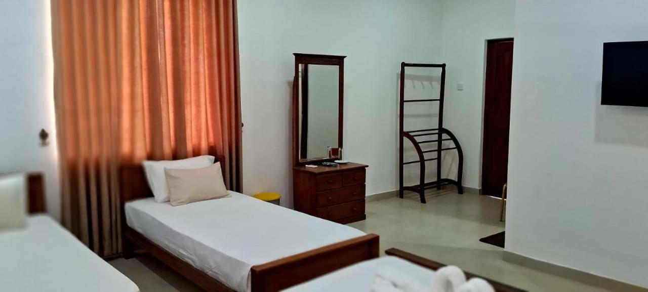 Urban Breeze Hotel Kundasale Exterior photo