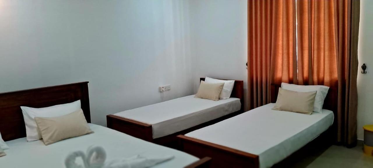 Urban Breeze Hotel Kundasale Exterior photo
